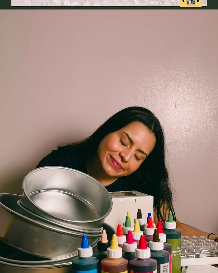 Adriana Ulloa, fundadora de Bloomey Cakes, con sus moldes de repostería