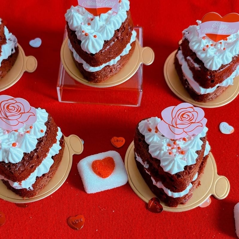 Mini pasteles de red velvet decorados uno a uno